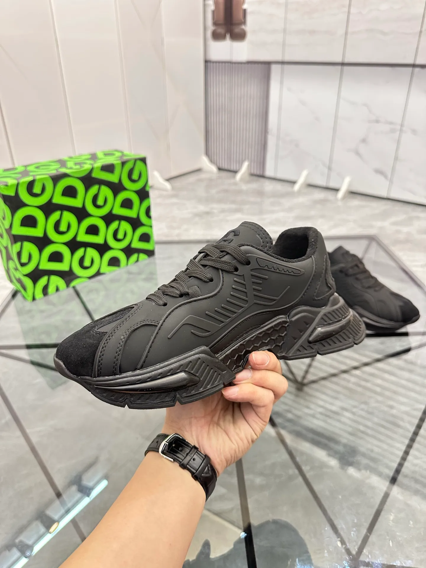 Men's shoes: 💰P560¥ Product trademark: DG "Dolce & Gabbana" low-top casual shoes Regular size: 35-44 (can be customized to 45.46) Couple style Product materials: Upper imported cowhide stitching original material, breathable lining, original outsole. Number: 803